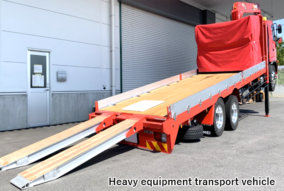 Heavy equipment transport vehicle